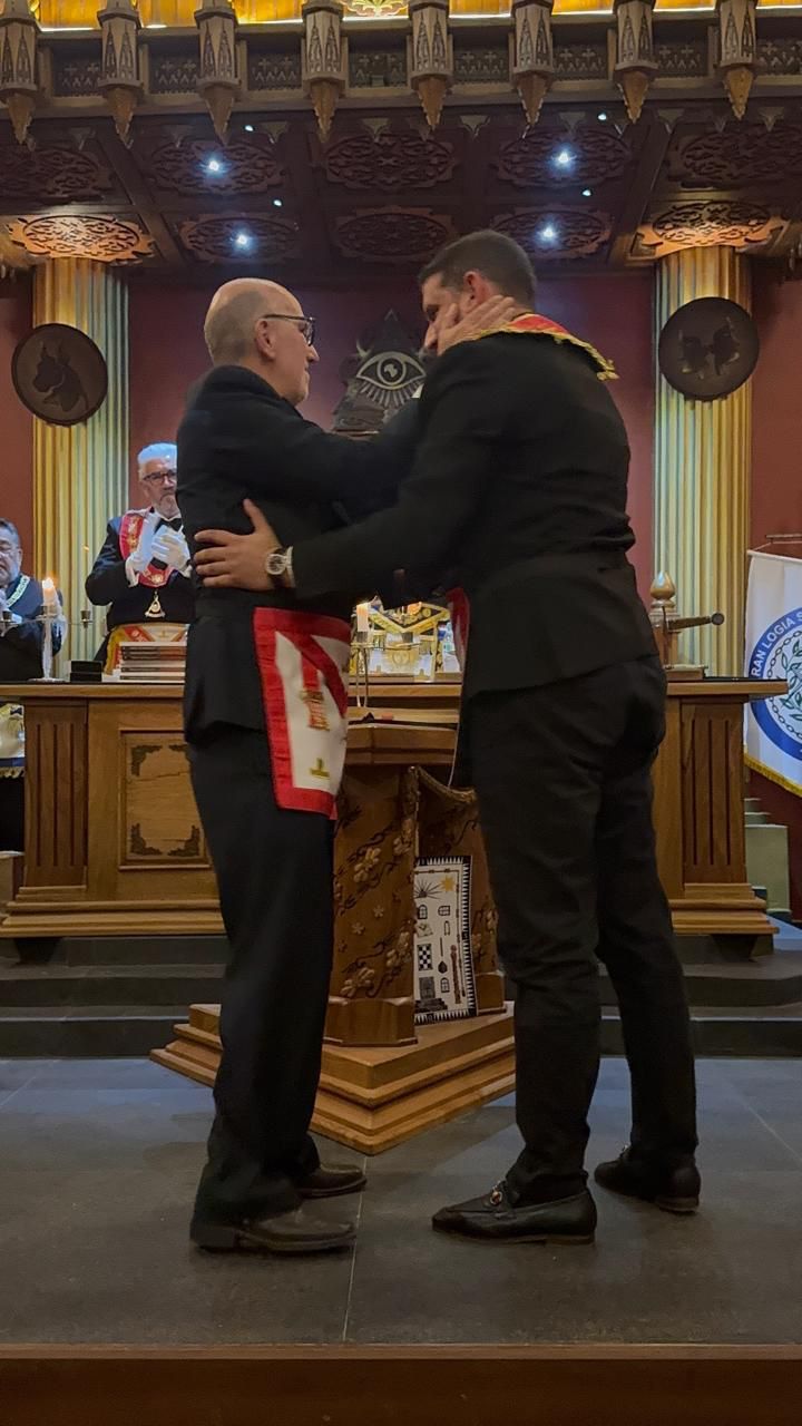 Abrazo fraternal en la ceremonia