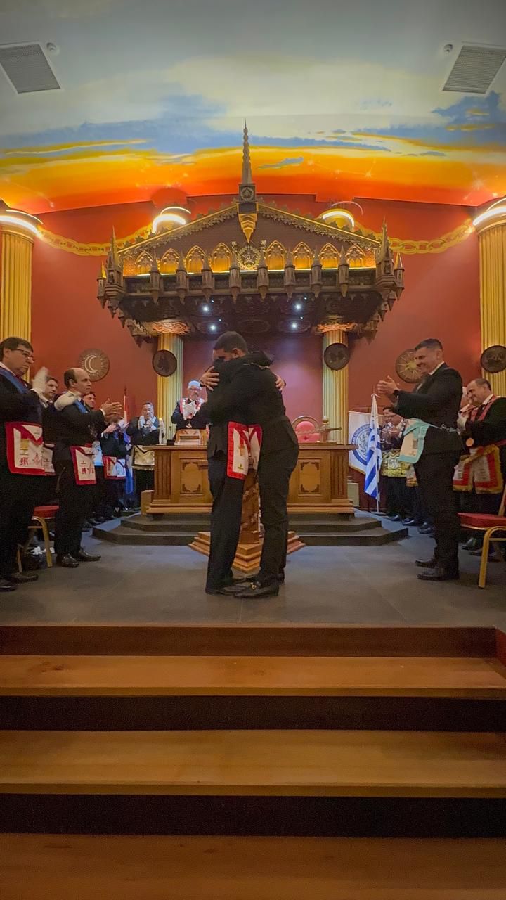 Abrazo en el estrado — Vista amplia del templo